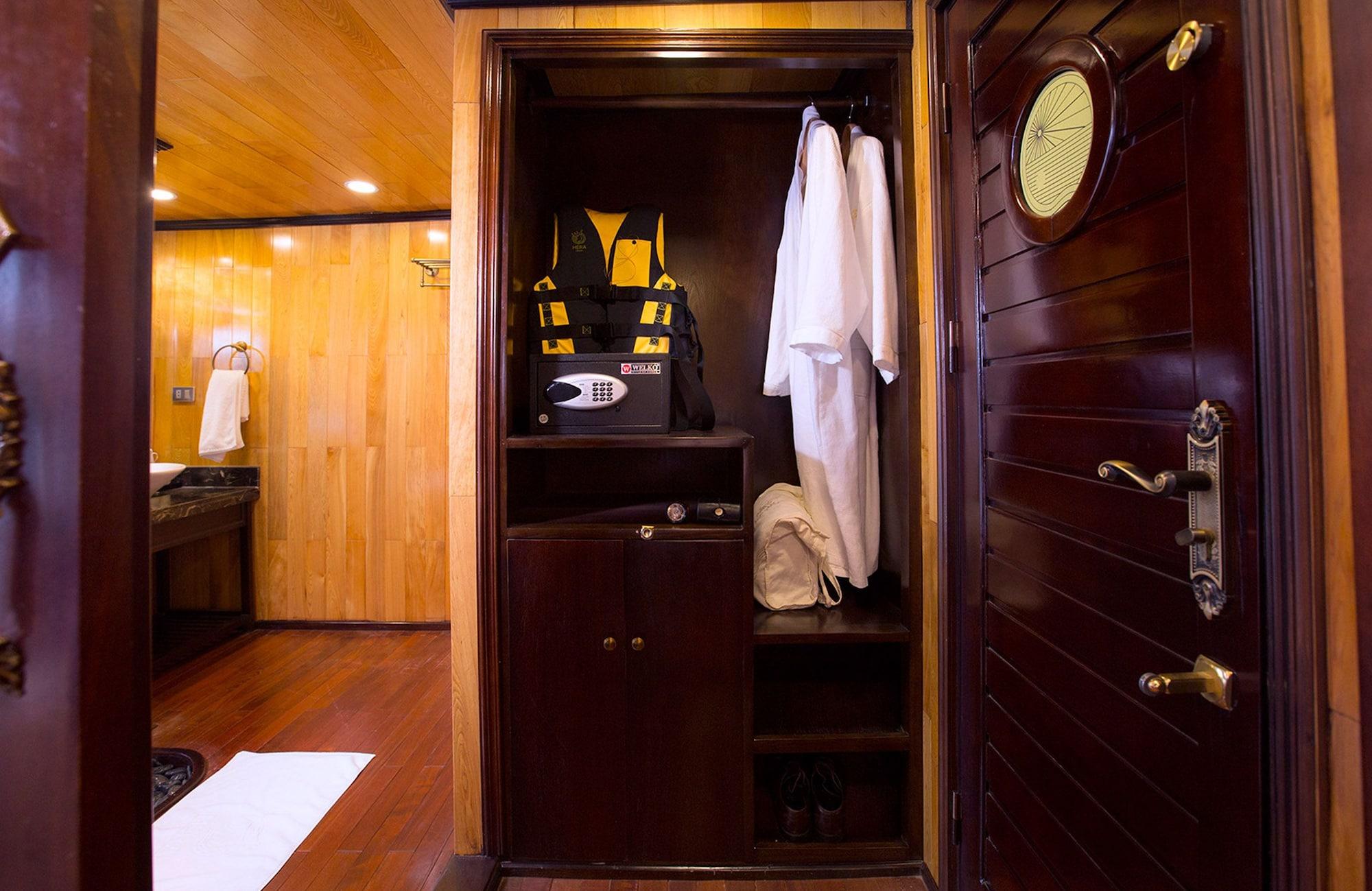 Aphrodite Cruise Ha Long Exterior photo